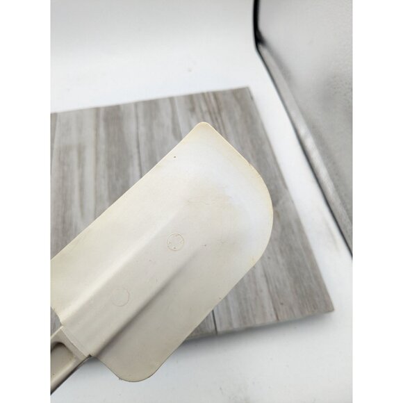 Rubbermaid 1905 Scoop Scraper White Spatula 13 1/2" Long - Picture 8 of 9